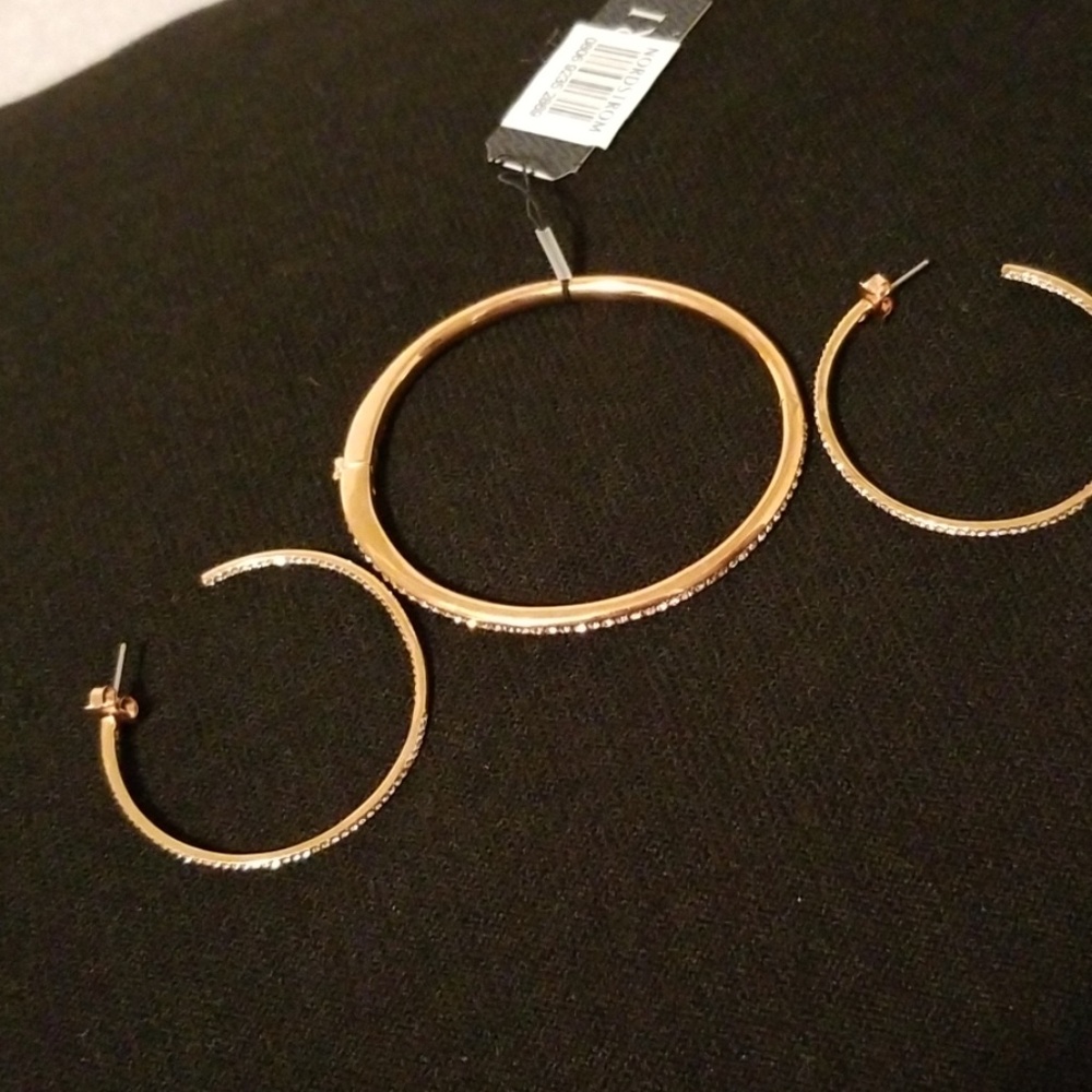 NWT!! Rosegold Bracelet and Earrings Set - Picture 6 of 8